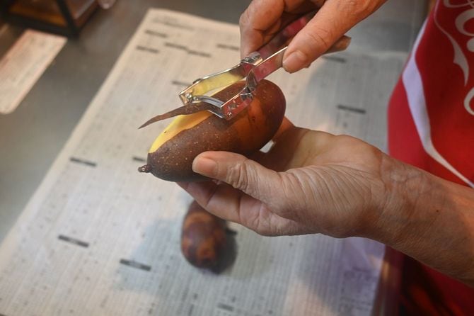 「プログレード　快速ピーラー」は素材に合わせて刃が緩やかに丸みを帯びている。