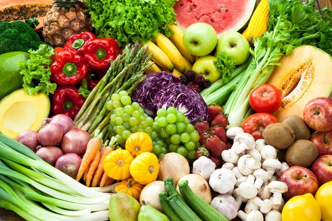 さまざまな野菜と果物