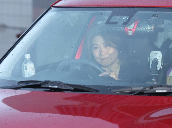 静岡県伊東市議会の臨時会で2度目の不信任決議案が可決され失職。同市役所を出る田久保真紀市長＝2025年10月31日