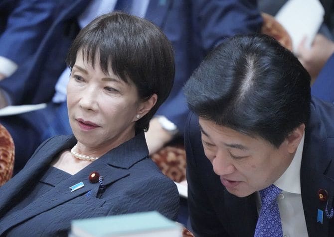 衆院予算委員会で木原稔官房長官（右）から声を掛けられる高市早苗首相＝2026年3月2日、国会内