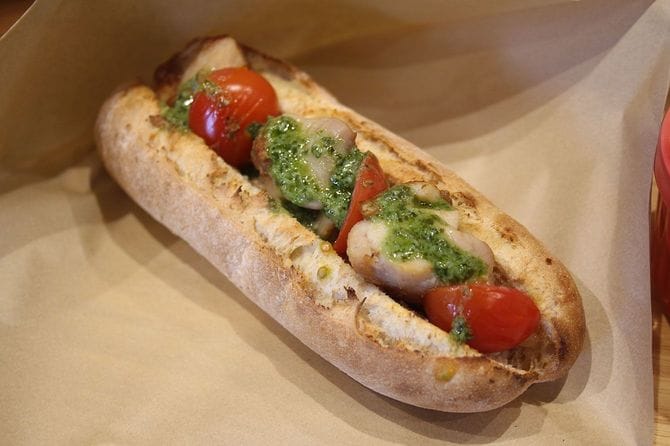 他ではあまり見られない「カスクートサンド～バジルチキンマヨ～」（649円）。