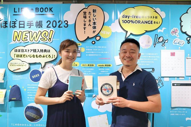 ほぼ日の海外販路担当の西本翼さんと役員(管理部長)を務める鈴木基男さん。