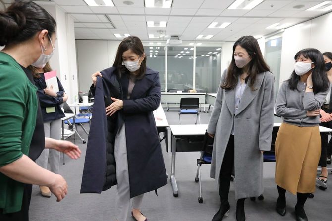 座談会ではさまざまなダウンコートのサンプルを試着してもらいながら本音を引き出した。