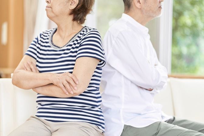 互いの顔さえ見ない、けんか中の高齢カップル