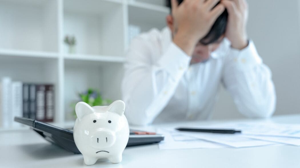 ｢1億円の遺産で人生逆転｣のはずが大誤算…母の葬儀で酔い潰れる｢放蕩息子｣が借金800万円で破産したワケ