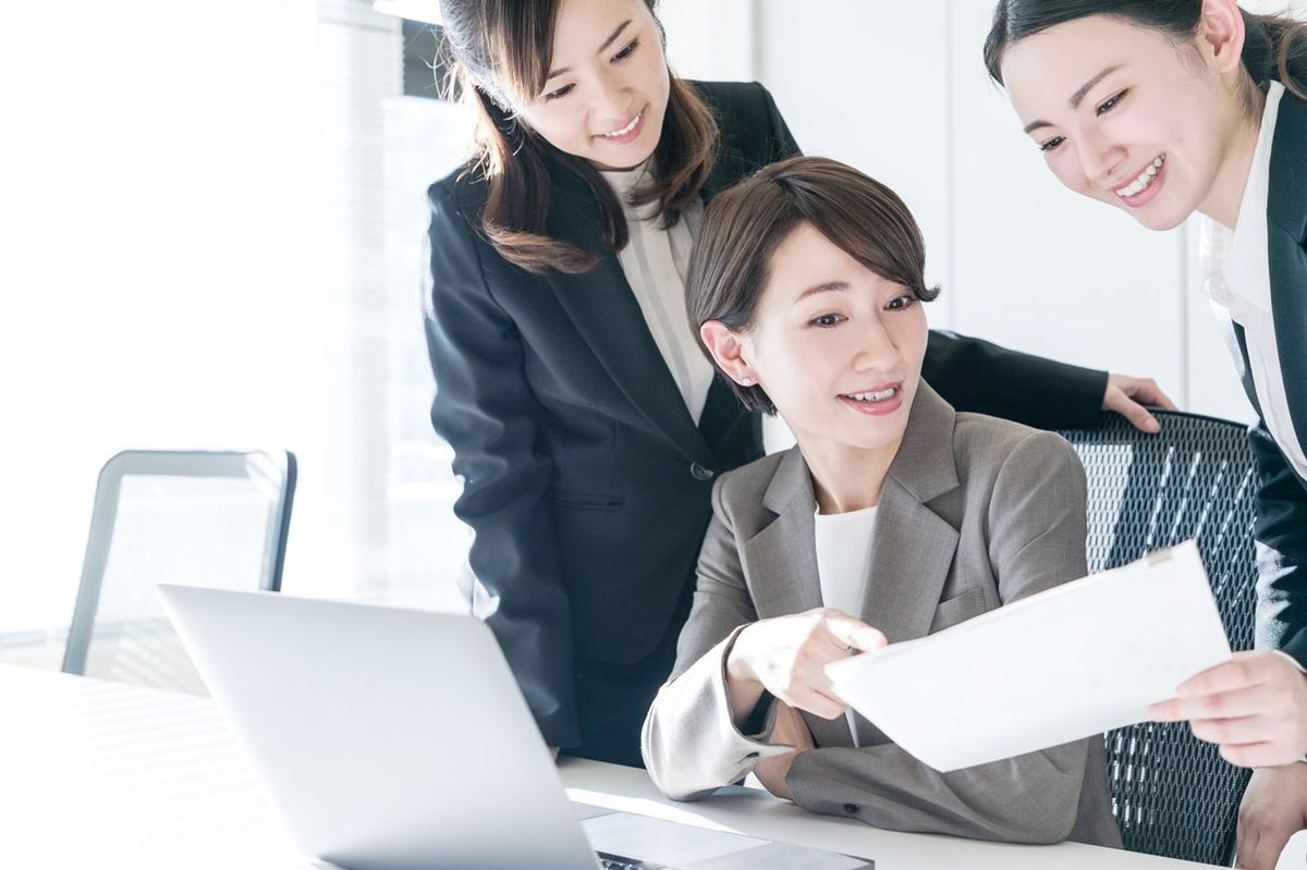 オフィスで働く3人のビジネスウーマン