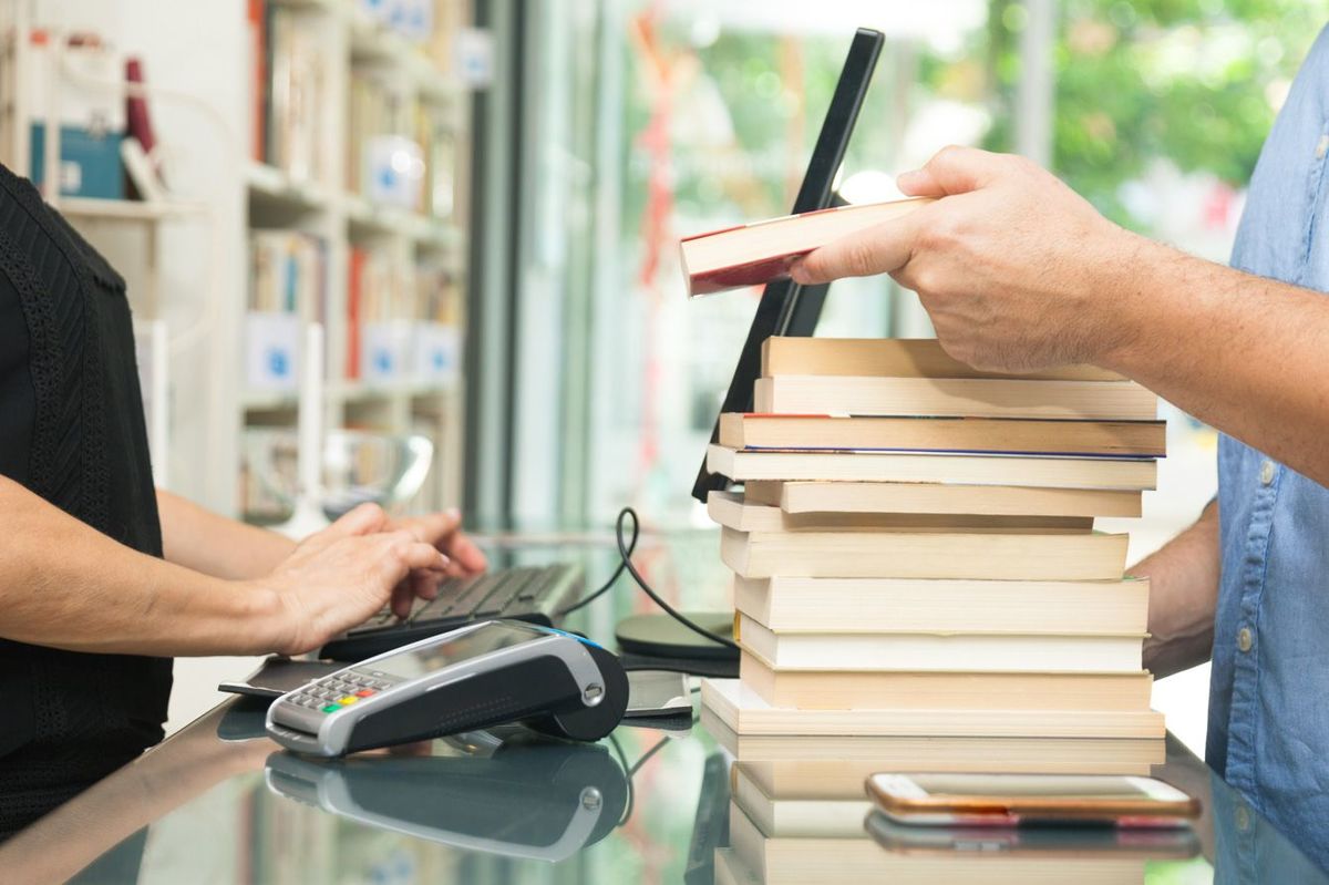 書店の従業員と本を買う客