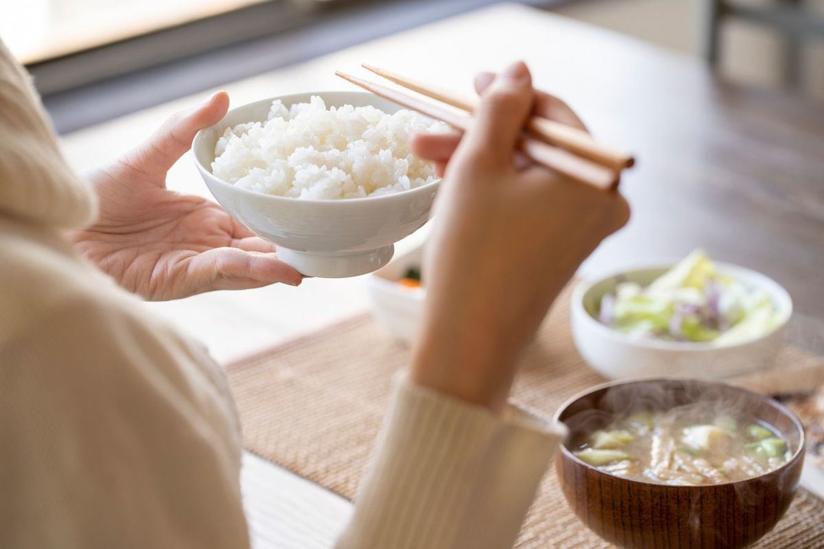 朝食を食べる女性の手