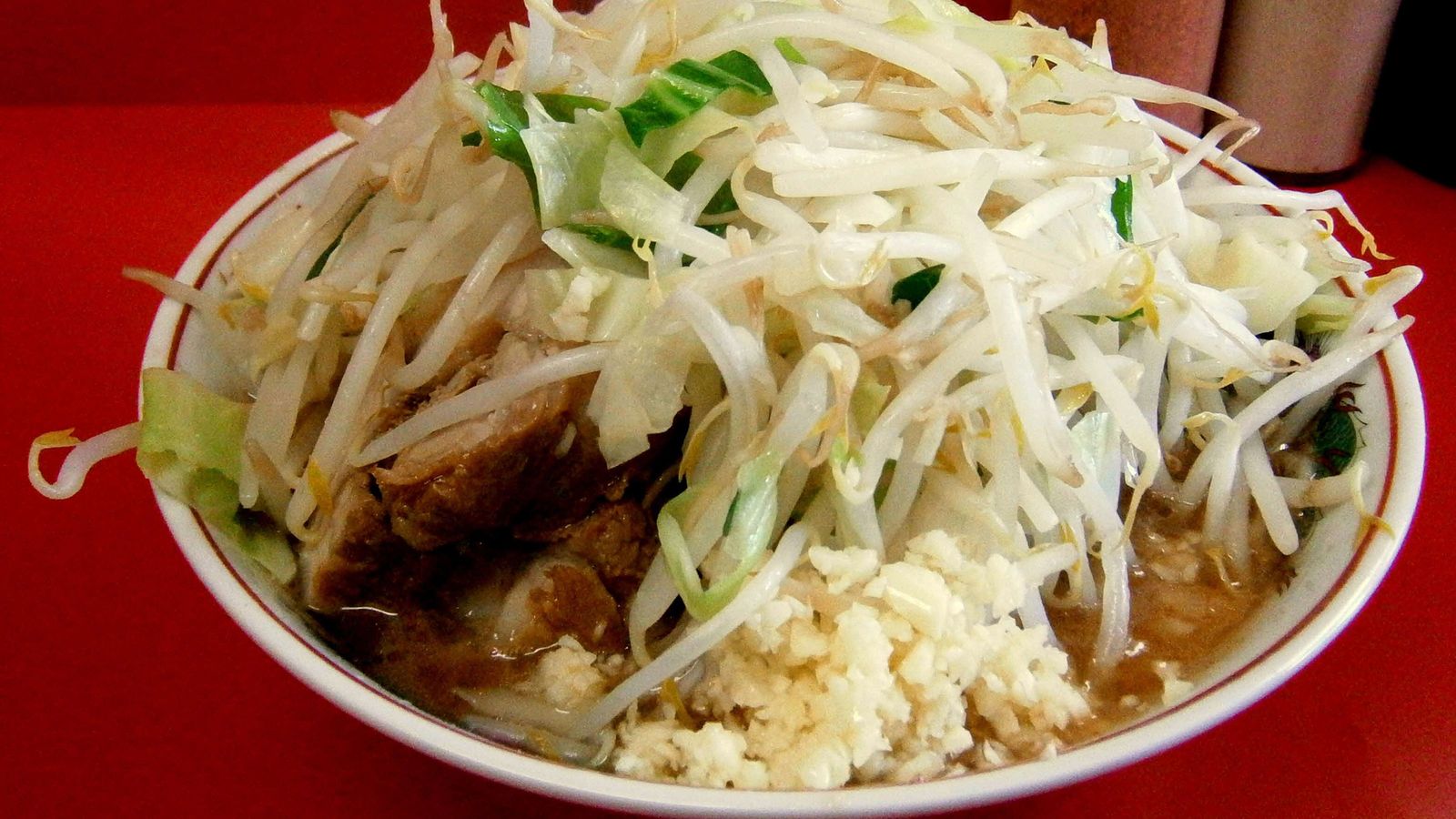 ラーメン二郎でダイエットする人の注文のコツ ｢麺硬め野菜マシマシ肉マシ｣