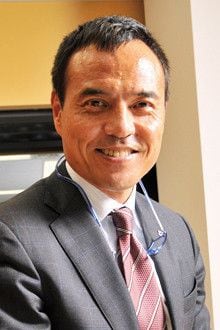 <strong>ローソン社長 新浪剛史</strong>●1959年、神奈川県生まれ。81年慶應義塾大学経済学部卒業、三菱商事入社。配属は砂糖部。91年ハーバード大学経営大学院修了、MBA取得。95年ソデックス創業のため出向。2000年ローソンプロジェクト統括室長を経て、02年ローソン顧問から社長に。06年より経済同友会幹事。趣味のバスケットでは横浜翠嵐高校で関東3位に入賞。