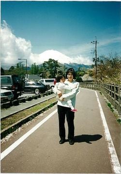 30歳のときに授かった娘は華房さんと同じ道を選び競合他社で活躍している。