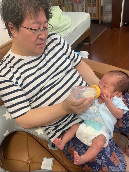 ミルクをあげる産経新聞社「夕刊フジ」編集長・中本裕己さん(59)