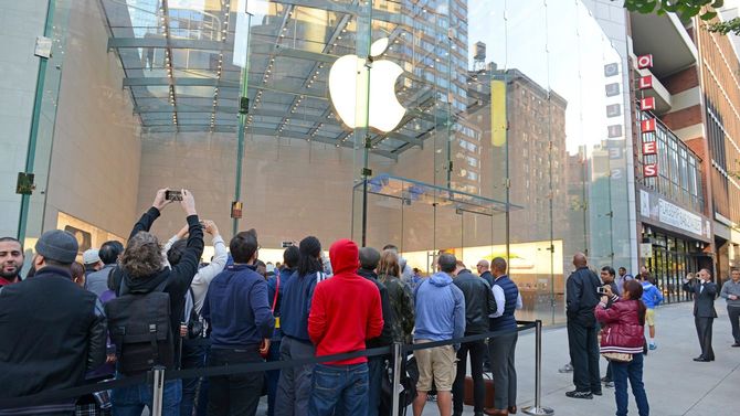 2014年9月14日、マンハッタンのアップルストアには、iPhone6の発売を待つ行列が