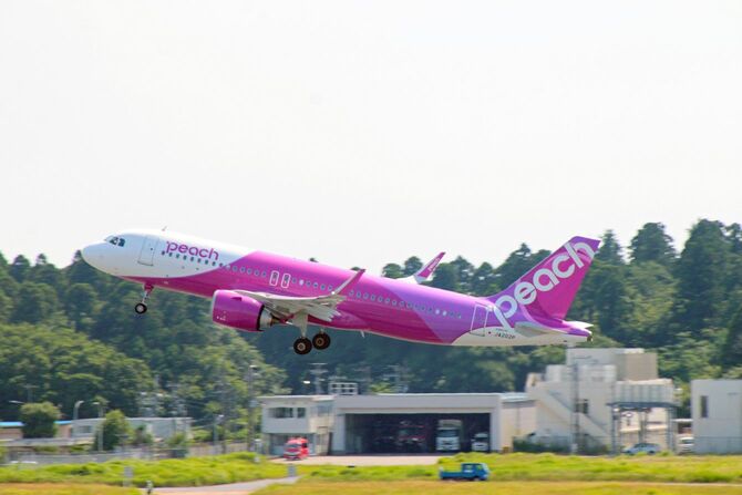 成田空港から離陸するピーチのA320