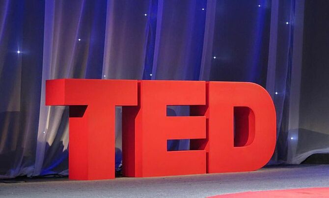 TED ステージ（写真＝CC-BY-2.0／Wikimedia Commons）