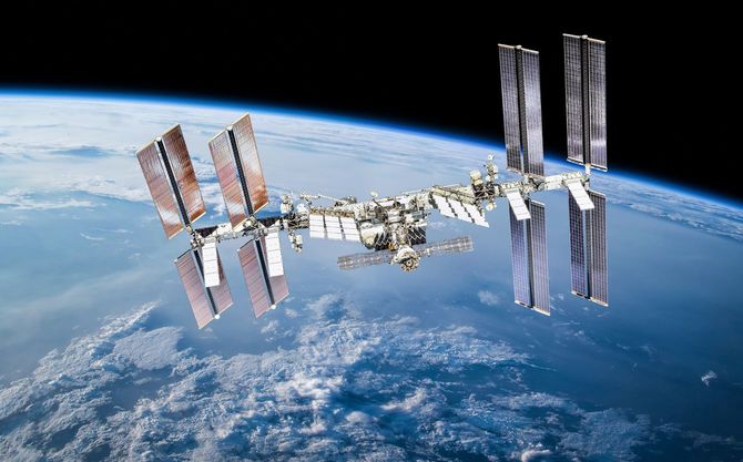 地球の軌道上にある国際宇宙ステーション（ISS）