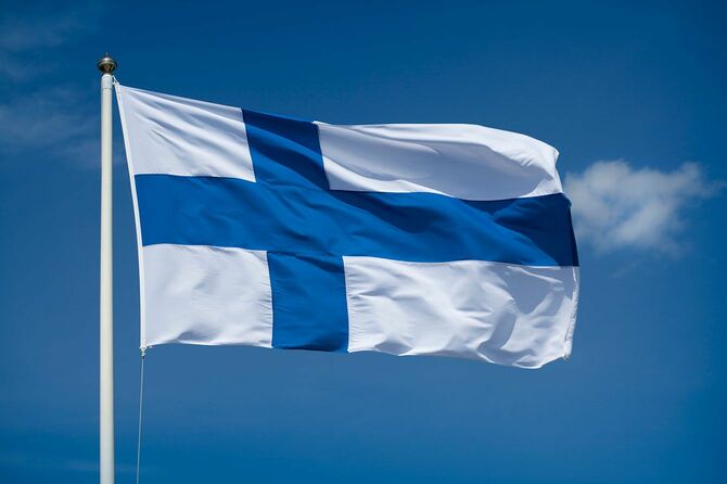 風になびくフィンランドの国旗