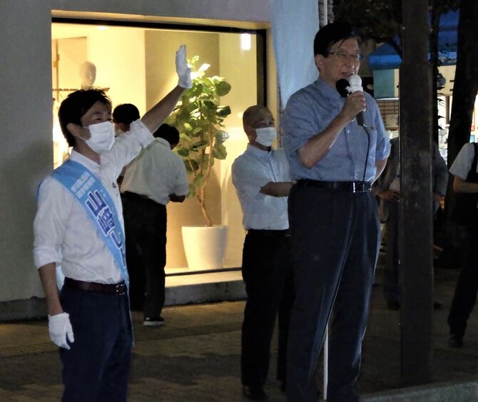 2019年10月の参院選補選で野党候補を応援する川勝知事（静岡市内）
