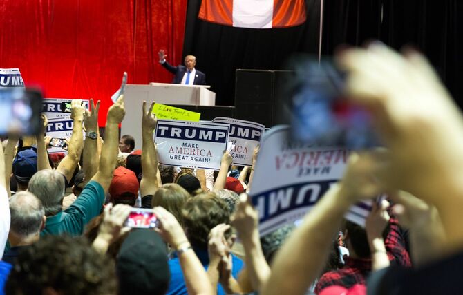 2015年10月10日、ジョージア州・ノークロスでの2016アメリカ大統領選挙選でのトランプ氏と熱狂する人々