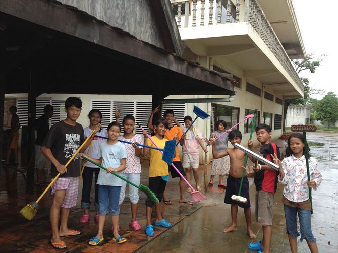 施設を掃除する子どもたち。