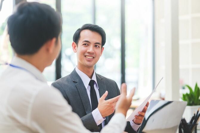 同僚と話し合うビジネスマン