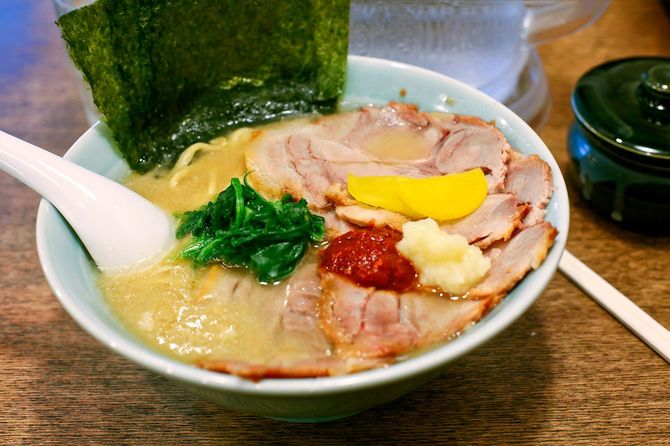 豆板醤・ニンニクなどをトッピングしたラーメン