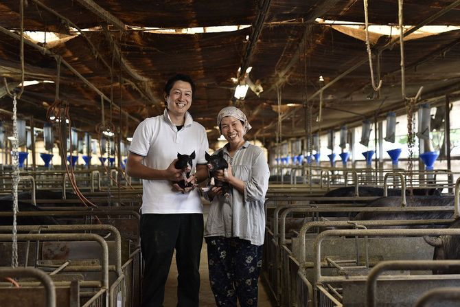 桑水流家に19歳で嫁いだ桒水流美穂子さん（右）と、丈菜さんと結婚し36歳で社長を継いだ太田さん