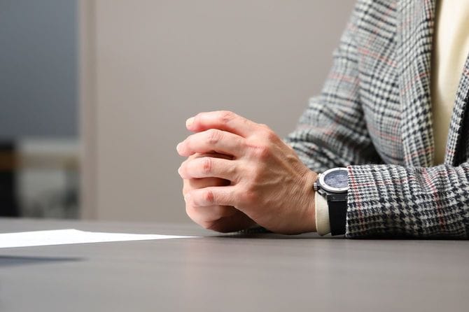 インタビューに応じる友成社長