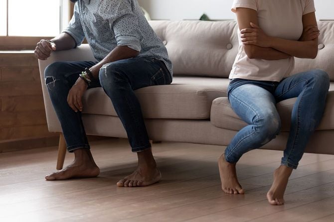 カップルは戦いの後に話すことを避けるために別々に座ります