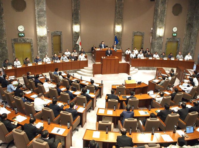 「不穏当発言」を県議会で追及されても辞職しなかった川勝前知事（静岡県議会本会議場）