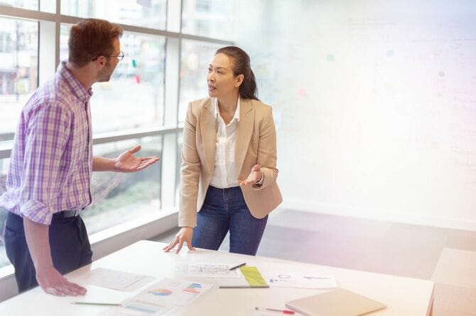 オフィスで会議をしている仕事仲間