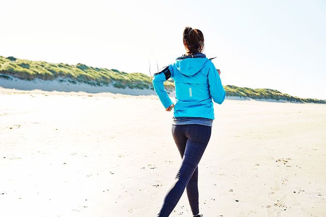 ジョギングをする女性