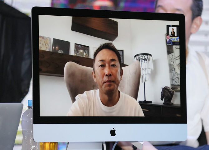 NHK党の参院選の開票記者会見で、オンラインで登場した東谷義和氏＝2022年7月10日夜、東京都港区