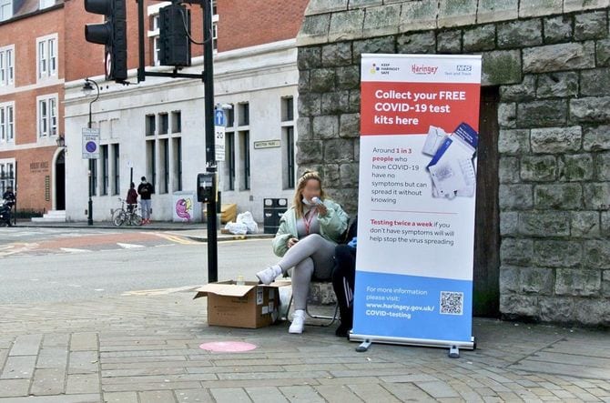 イギリスの街角では無料の検査キットを配布する光景はどこでも見られる。
