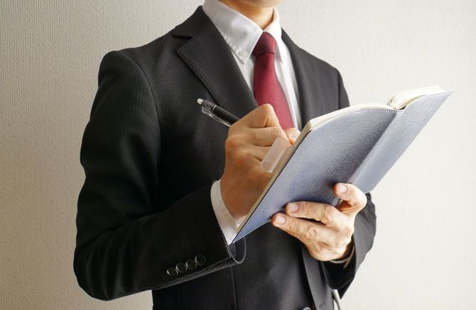 ノートを持ったビジネスマン。