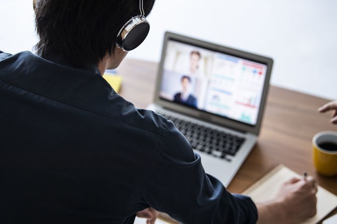 ビジネスマンがクライアントとオンライン会議を開いています