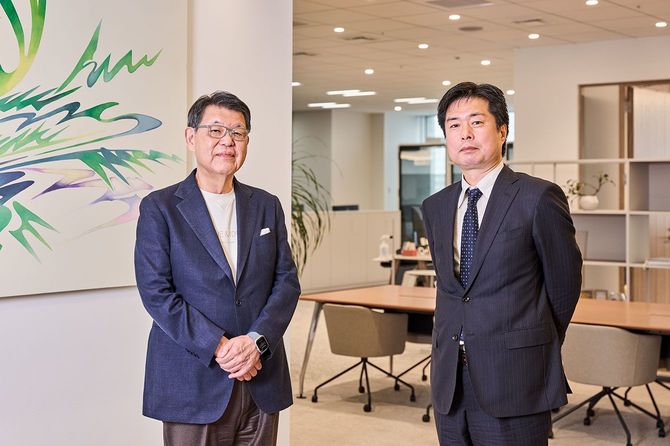 スパークス・グループ社長の阿部修平氏（左）とForbes JAPAN編集長の藤吉雅春氏