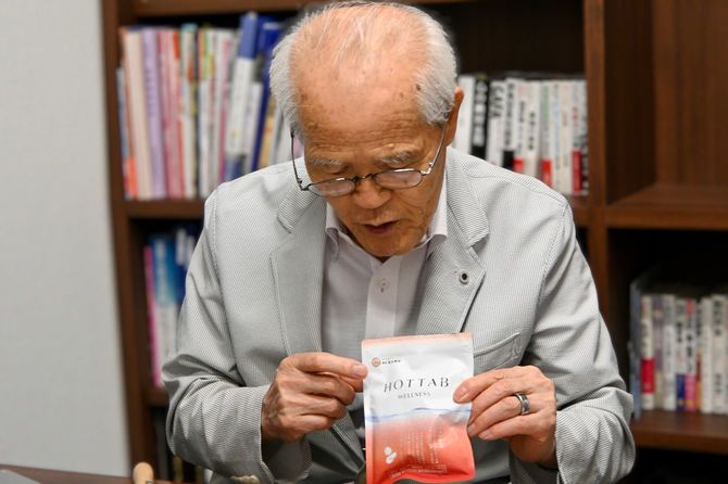 HOT TABの認定マークについて話す小星さん