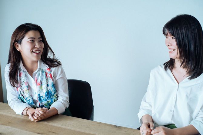 社内プロジェクトの手応えを語る寶納さんと品川さん