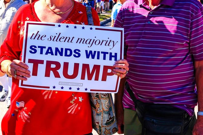 2015年11月28日、ドナルド・トランプを支持するプラカードを持つ白人高齢者たち