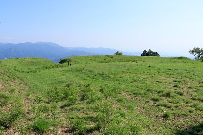 弥高寺本堂跡。長尺10数mの広大な平地