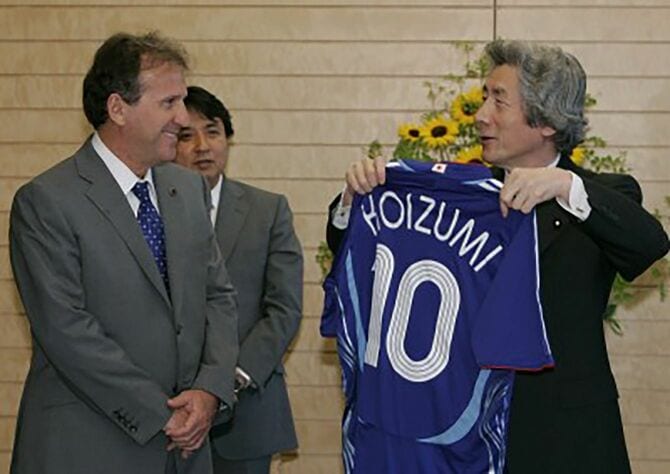 サッカーワールドカップ（2006FIFAワールドカップ）日本代表チームのジーコ監督と宮本恒靖選手