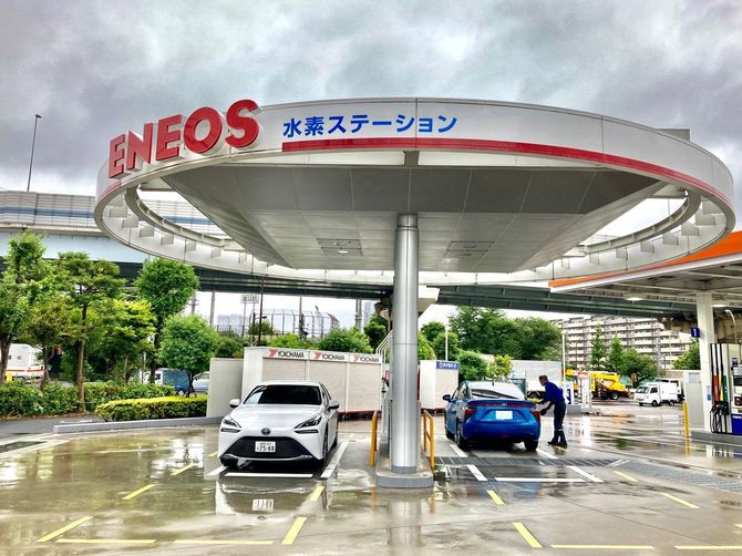 水素ステーションでは資格を有する係員により水素が充填される