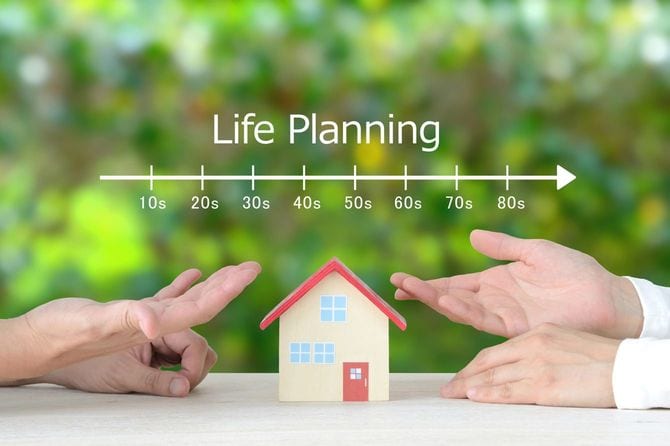 夫婦の手と家のオブジェクトと80年先まで表示されたライフプランニング表示バー