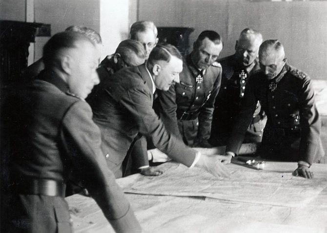 1942年6月、東部戦線にて、ポルタヴァの南方軍集団司令部で状況報告を受けるアドルフ・ヒトラー
