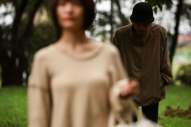 女性の背後に忍び寄る不審な男性