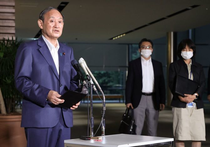 新型コロナウイルス感染拡大を受け、記者団の質問に答える菅義偉首相（左）＝2021年8月13日午後、首相官邸