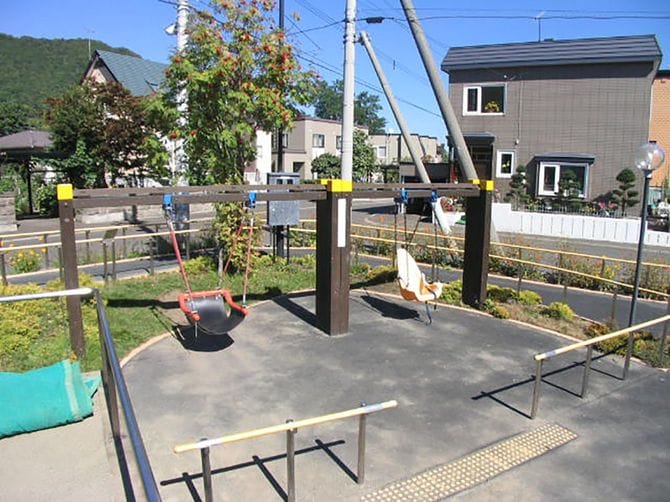 藤野むくどり公園のブランコ。体をしっかりと支えられる椅子型になっている。