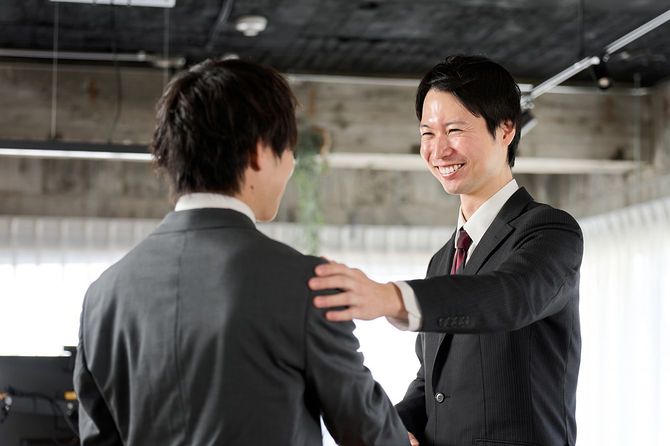 部下に声をかける上司