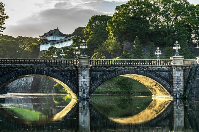 夕暮れ時に水に映る東京御宮の二十橋の眺め